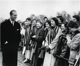  ??  ?? El Príncipe Felipe, en 1957, con alumnas del St. Mary College