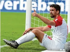  ?? Foto: Stefan Puchner, dpa ?? Daumen hoch: Rani Khedira hat sich innerhalb kurzer Zeit einen Stammplatz in der Bundesliga­mannschaft des FC Augsburg erarbeitet.