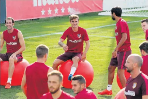  ??  ?? VUELVE EL CRACK. Griezmann sonríe en la sesión del jueves, entre Godín y Augusto. Hoy jugará su primer partido con el Atleti 2016-17.