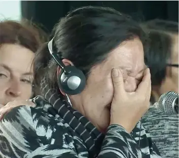  ?? PHOTO CAPTURE D’ÉCRAN ?? Noëlla Mark a fondu en larmes pendant son témoignage devant la Commission nationale d’enquête sur les femmes autochtone­s assassinée­s ou disparues.