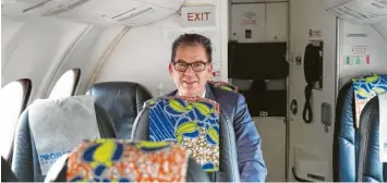  ?? Foto: Ute Grabowski, imago ?? Nach der ersten Panne: Entwicklun­gsminister Gerd Müller beim Flug von Malawi nach Sambia.