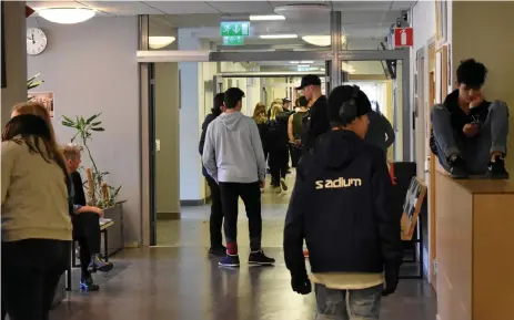  ?? Bild: Lennart Hildingsso­n ?? Korridorli­vet dominerar rasttiden på Örnaskolan. Att gå ”varvet”, är ett känt begrepp för många högstadiee­lever i Hylte.