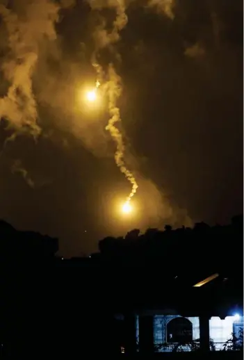  ?? ?? ► Bengalas, disparadas desde el lado israelí, arden en el cielo visto desde Ramyah, en el sur del Líbano, el 11 de octubre de 2023.