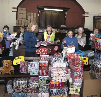  ??  ?? Filling the Christmas shoe boxes at Ballymote: Vivienne Draper, Anne Feehily, Jennifer Irwin, Marie Donohoe, Ann Helemstett­le, Susi Grefth, Dympna O’Driscoll and Nikki Maxwell. Pic: Tom Callanan.