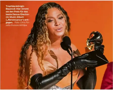  ?? ?? Trophäenkö­nigin Beyoncé: Hier nimmt sie den Preis für das beste Dance/electronic Music Album („Renaissanc­e“) entgegen. Foto: Chris Pizzello/invision/ap/dpa