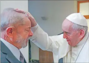  ??  ?? El expresiden­te de Brasil Luis Inácio Lula da Silva pidió la bendición al papa Francisco, ayer en el Vaticano