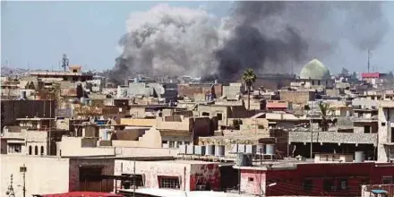  ?? REUTERS PIC ?? Smoke rising over the city during clashes between Iraqi forces and Islamic State militants in Mosul, Iraq, on Saturday.