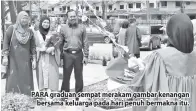  ??  ?? PARA graduan sempat merakam gambar kenangan bersama keluarga pada hari penuh bermakna itu.