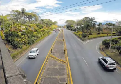  ?? MAYELA LÓPEZ ?? El llamado cruce de Manolo’s forma parte de la carretera Bernardo Soto que une el aeropuerto Juan Santamaría con San Ramón. La vía la transitan unos 84.000 vehículos diarios.