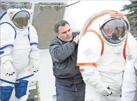  ??  ?? VESTIMENTA. El argentino también es conocido como “el sastre de la NASA” porque desarrolla trajes espaciales; el apodo le cae “más o menos”.