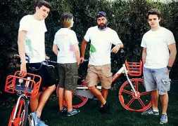  ??  ?? Canoisti Gli Angeli dei Navigli con alcune biciclette recuperate nei canali