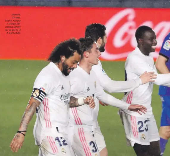  ??  ?? Marcelo, Arribas, Nacho, Varane y Modric felicitan a Mendy por su gol en el 2-0 al Getafe.