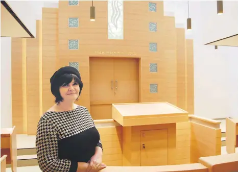 ?? FOTO: DIRK GRUPE ?? Gute Seele und treibende Kraft der Israelitis­chen Kultusgeme­inde Rottweil: Tatjana Malafy in der neuen Synagoge.