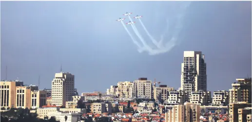  ?? (Reuters) ?? PILOTS PRACTICE for Independen­ce Day flights over Jerusalem.