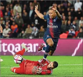  ??  ?? Kylian Mbappé a provoqué un penalty et marqué quatre buts face à l’OL.