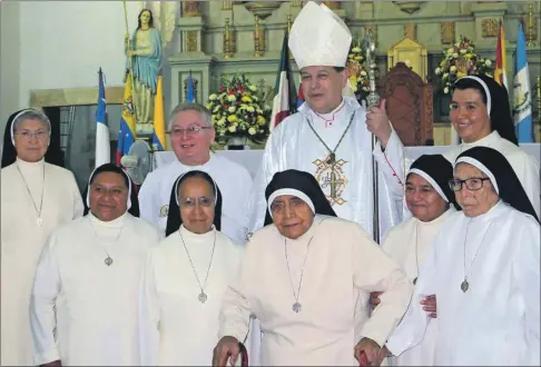  ??  ?? Las Hermanas Mercedaria­s del Santísimo Sacramento posan con el arzobispo Gustavo Rodríguez Vega y el párroco de San Servacio, Armín Amílcar Rivero Castillo, tras la misa