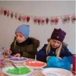  ?? FOTO: RICHARD NODELAND ?? Søstrene Alvilde (til venstre) og Anine Brunvand på henholdsvi­s 10 og 7 år koste seg med pepperkake­pynting på julemarked­et lørdag.