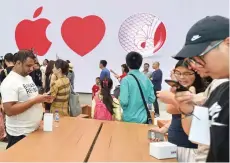  ?? — AFP ?? People visit the Apple store in the Orchard shopping district on its opening day in Singapore on Saturday.