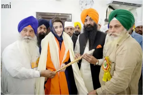  ?? ?? Narowal: Subrah Raminder Singh Bhambra of Dubai Sikh Gurdwara Management Committee, local leader Daljit Singh Sarnan and provincial minister Ramesh Singh Adora are presenting a gift to Punjab CM Maryam Nawaz Sharif.