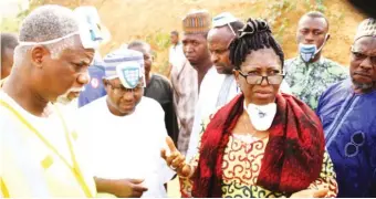  ??  ?? Acting Director, Satellite Town Developmen­t Agency (STDA) Victoria Imande (2nd right), Chief Press Secretary to the FCT Minister, Mohammed Hazat Sule (middle) and Akeem Folodun, Executive Director of the constructi­on company handling the ongoing repair...