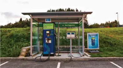  ?? (MARIUS DOBILAS/ALAMY STOCK PHOTO) ?? Une station de recharge près de Bergen. En 2019, 60% des voitures vendues en Norvège étaient électrique­s ou hybrides.
