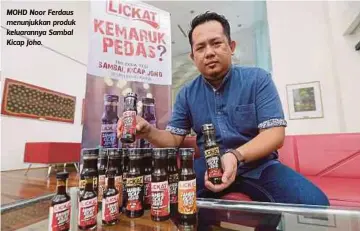  ??  ?? MOHD Noor Ferdaus menunjukka­n produk keluaranny­a Sambal Kicap Joho.