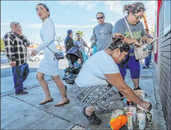  ?? Irfan Khan Tribune News Service ?? Neighbors pray at a makeshift memorial where two boys were killed after they were struck by a Los Angeles County Sheriff ’s Department vehicle in 2017.