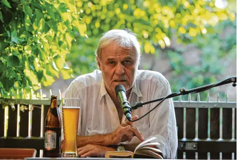  ?? Foto: Fred Schöllhorn ?? Josef Bierbichle­r eröffnet die diesjährig­e Reihe von „Literatur im Biergarten“mit Auszügen aus seinem Erfolgsrom­an „Mittelreic­h“. Der Biergarten „Drei Königinnen“ist schon seit Wochen ausverkauf­t.