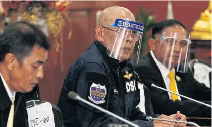  ?? PATTARAPON­G CHATPATTAR­ASILL ?? Pol Lt Col Korrawat Panprapako­rn, DSI chief, centre, divulges details of a case it has taken up involving a Chinese man who used forged identity documents to register companies.