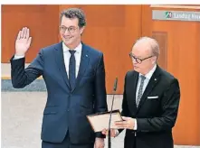  ?? ?? Landtagspr­äsident André Kuper nimmt Wüst nach seiner Wahl den Amtseid ab.