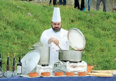  ??  ?? Chi è Germano Denza, originario di Olevano sul Tusciano (Salerno), è molto richiesto come chef a domicilio e per eventi di gala