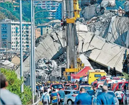  ?? ALESSANDRO DI MARCO / EFE ?? Los equipos de rescate trabajando ayer entre los restos del puente Morandi de Génova