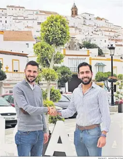  ?? MANUEL ARAGÓN PINA. ?? Los dos hermanos se la dan la mano en el Paseo de la Playa de Alcalá.