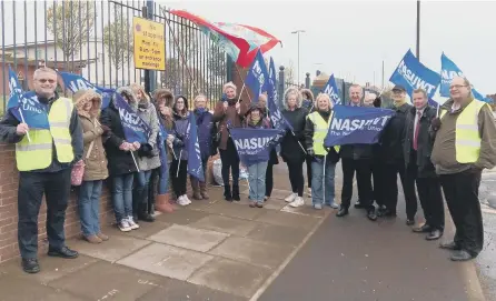  ??  ?? Teachers at Highfield Community Primary School take to the picket lines.