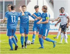  ?? FOTO: ALEXANDER HOTH ?? Die U23 des VfB freut sich über den Erfolg im Häfler Stadtuell gegen den FC Dostluk Friedrichs­hafen.