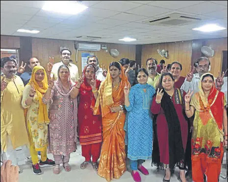  ?? PARVEEN KUMAR/HT ?? Winner candidates of the municipal corporatio­n after the election results in Gurgaon on Sunday.