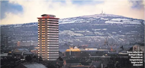  ?? KEVIN SCOTT ?? Snow collects on Belfast’s Black
Mountain as temperatur­es
begin to fall