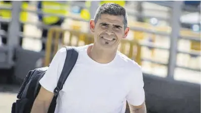  ?? SD Huesca ?? Antonio Hidalgo sonríe antes de un desplazami­ento con el Huesca.