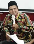  ?? GALIH WICAKSONO/JAWA POS ?? WAWASAN: Abdul Chalik menjadi narasumber pada diskusi peringatan Hari Santri Nasional 2019 yang digelar DPRD Gresik dan RMI NU Gresik.