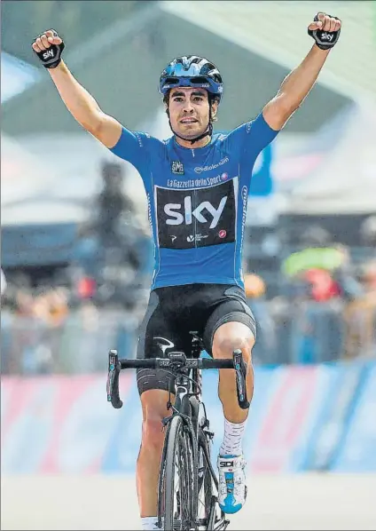  ?? FOTO: AP ?? Mikel Landa levanta los brazos tras cruzar la línea de meta de la cima de Piancavall­o como vencedor en solitario de la etapa