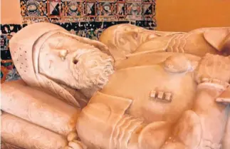  ?? ?? Escultura funeraria de Diego Gómez de Ribera, conquistad­or de Castellar con Juan de Saavedra.