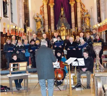  ?? Foto: Manfred Miller ?? Beim Friedenssi­ngen erinnerte der Kirchencho­r Gabelbach daran, dass Friede nicht selbstvers­tändlich ist.