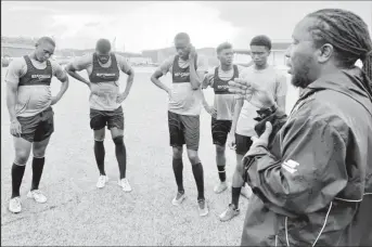  ?? ?? Assistant-coach Wayne ‘Wiggy’ Dover (right), making a point to a cadre of players at the National Training Centre, Providence