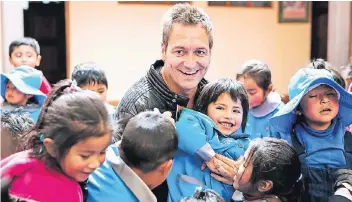  ??  ?? Kabarettis­t Dieter Nuhr war auch in Bolivien unterwegs, um sich SOS-Kinderdorf­projekte anzusehen.