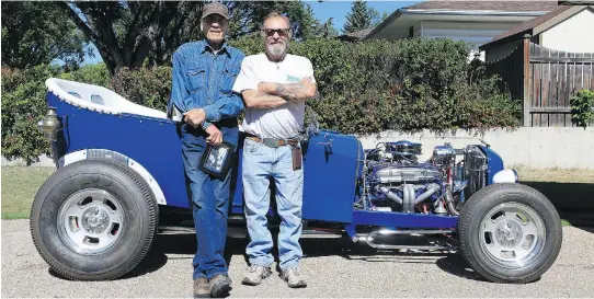  ?? PHOTOS: CHAD MURPHY/LUCKY U DEZINE ?? John Cassidy, left, in front of the tribute car built by Wesley McRadu. The Hop Along is a tribute to another car built by Cassidy.