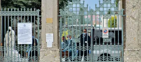  ??  ?? In attesa della cremazione
L’ingresso del cimitero monumental­e di Bergamo e l’arrivo continuo di salme decedute per coronaviru­s