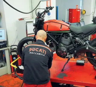  ?? Via Cavalieri Ducati. ?? Una linea di montaggio alla Ducati Motor