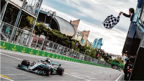  ?? Foto: dpa ?? Am Ende eines turbulente­n Rennens überquerte Lewis Hamilton im Mercedes als Erster die Ziellinie in Baku und feierte seinen ersten Saisonsieg.