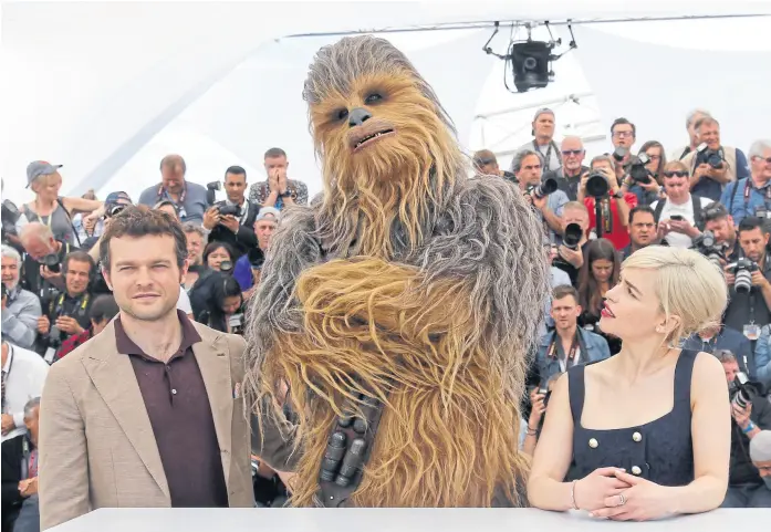  ?? ReGIs duVIGnau / ReuteRs ?? Alden Ehrenreich no parece muy preocupado por el desafío de encarnar a Han Solo; Emilia Clarke es pura simpatía ante los fotógrafos junto a Chewbacca