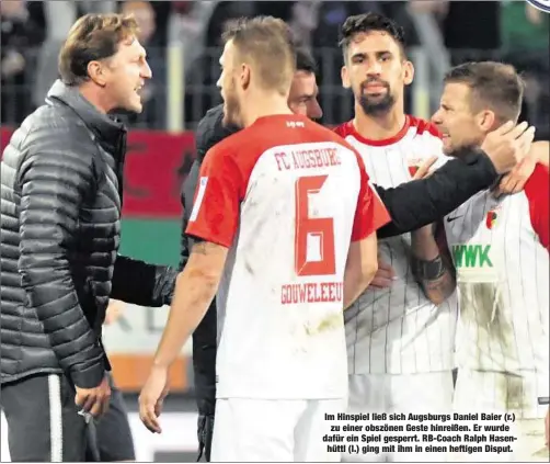  ??  ?? Im Hinspiel ließ sich Augsburgs Daniel Baier (r.)
zu einer obszönen Geste hinreißen. Er wurde dafür ein Spiel gesperrt. RB-Coach Ralph Hasenhüttl (l.) ging mit ihm in einen heftigen Disput.